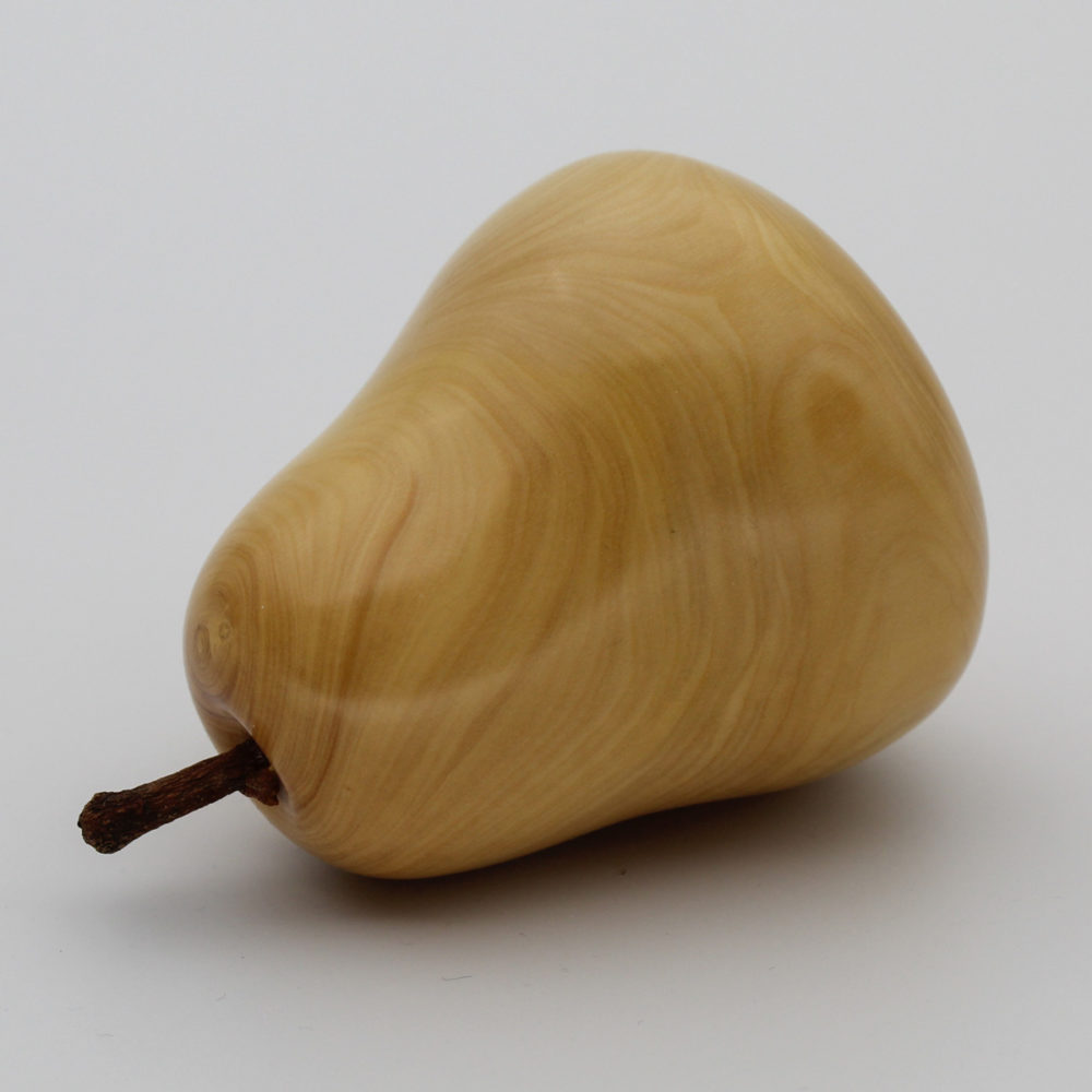 Poire en bois couchée