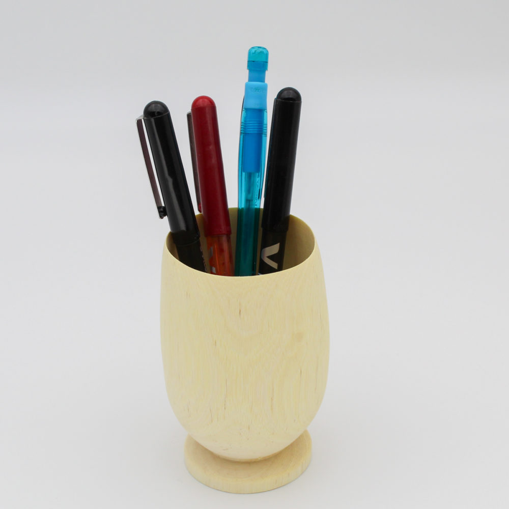 Pot à crayon en bois de figuier avec des crayons