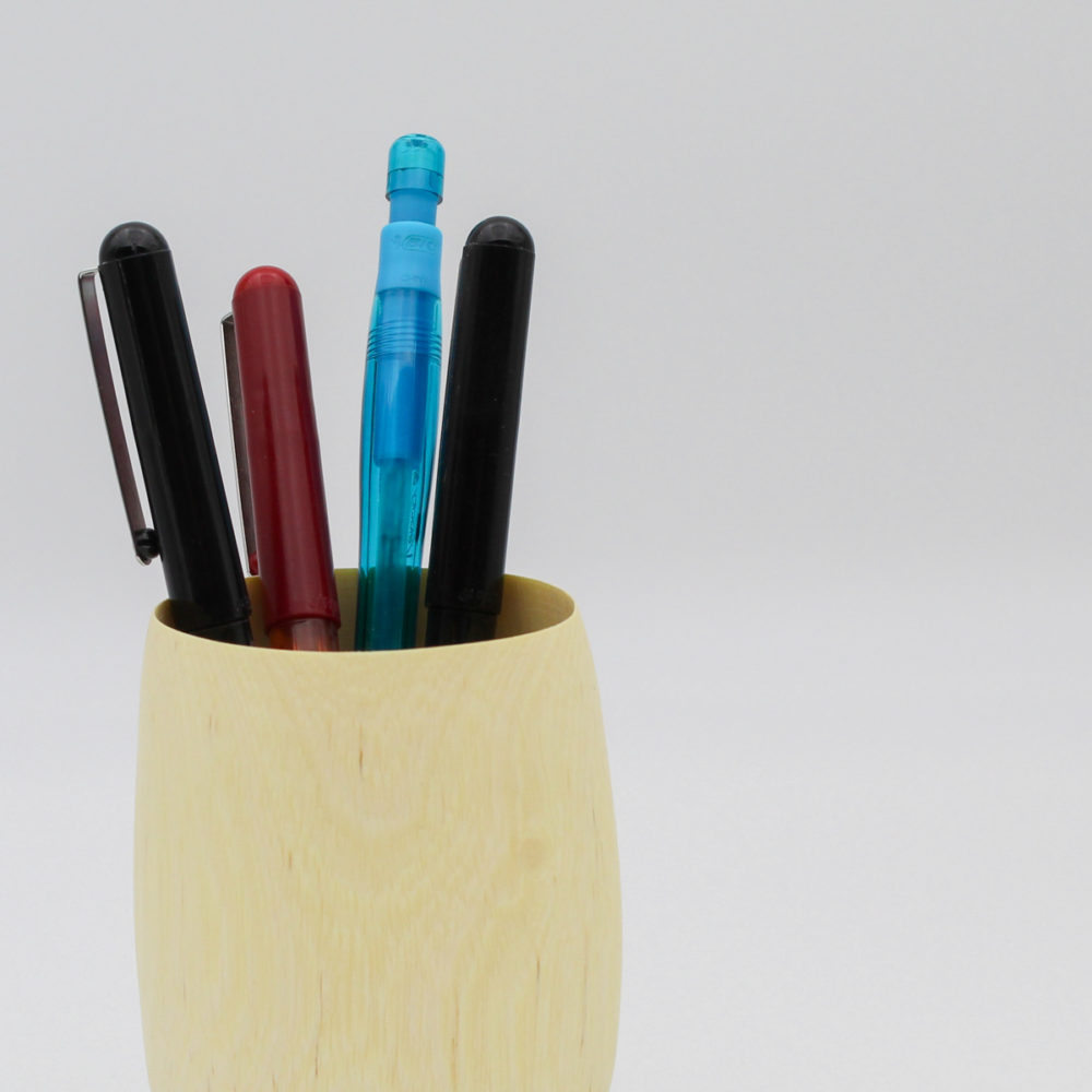 Pot à crayon en bois de figuier avec des crayons vu de près