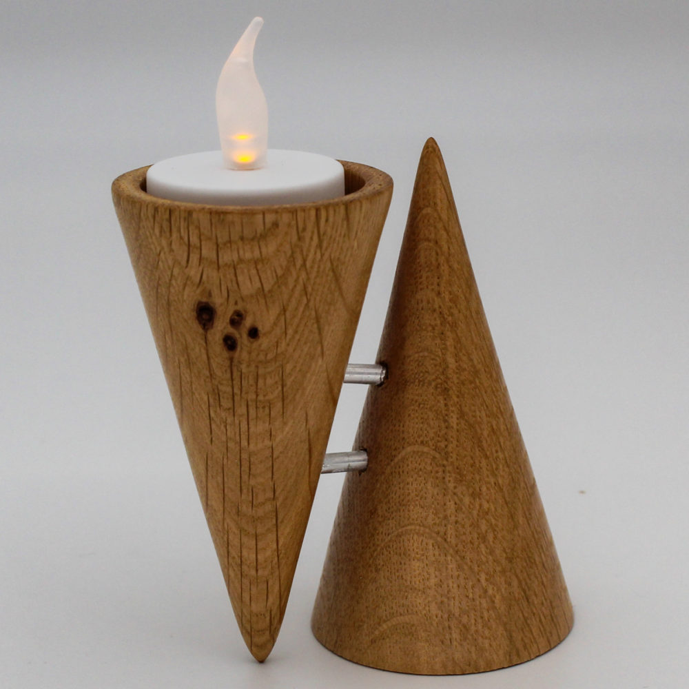 bougeoirs en bois de chêne avec une lampe led