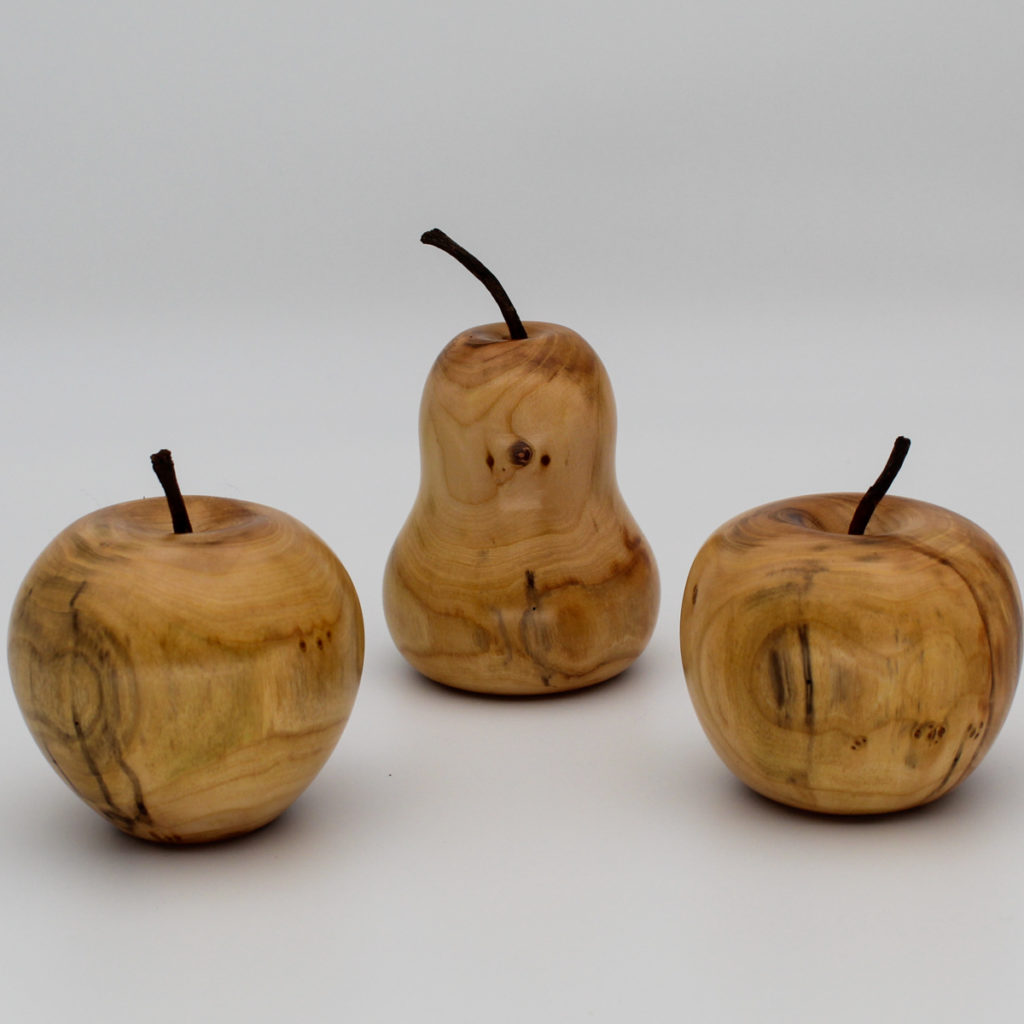 Trois fruits 2 Pommes et 1 poire décoratifs en bois d'abricotier