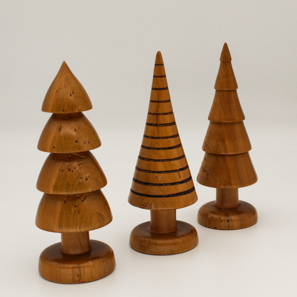 Trio de petits sapins décoratifs en bois de merisier