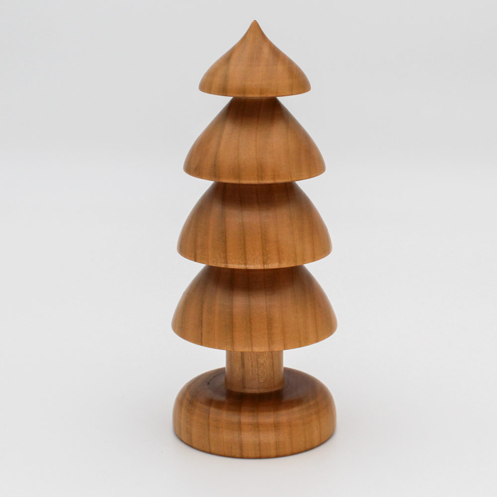 un sapin décoratif en bois de merisier