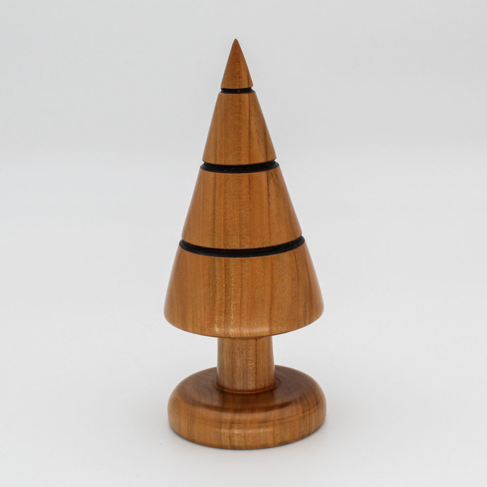 un sapin décoratif en bois de merisier