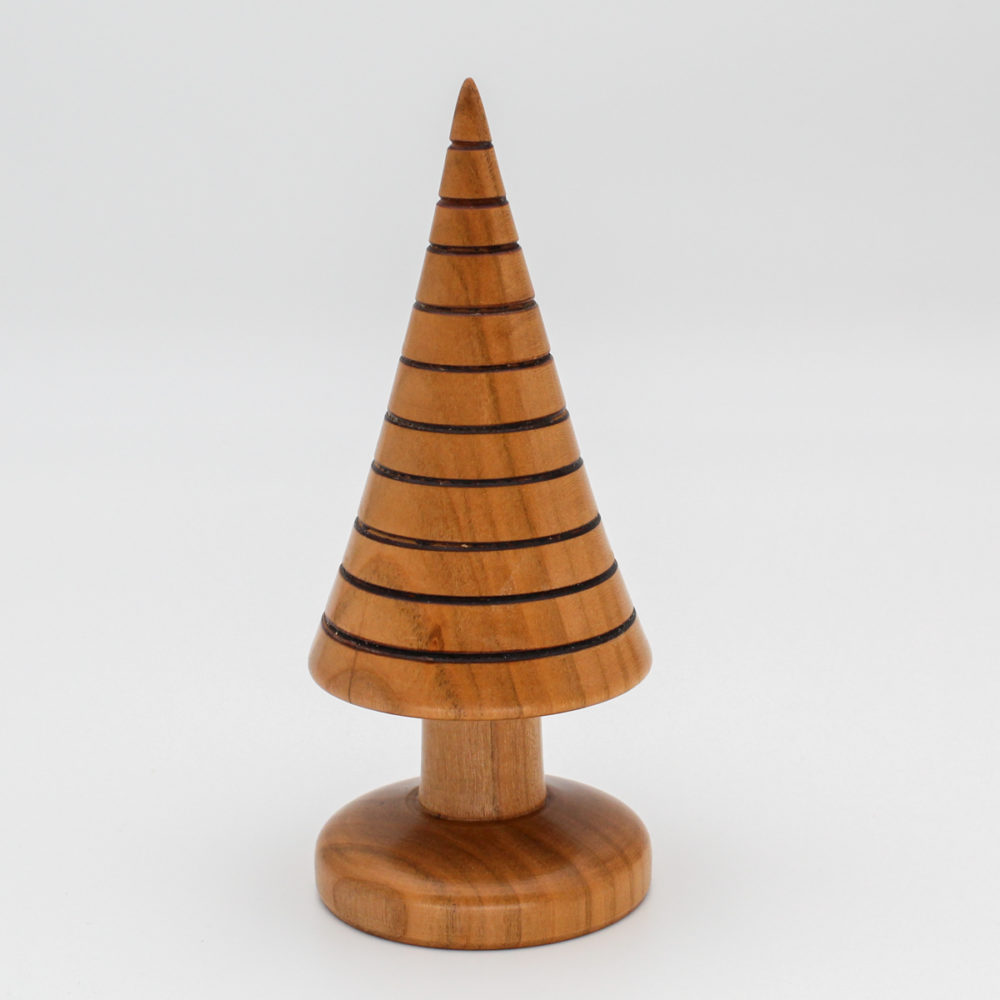 un sapin décoratif en bois de merisier