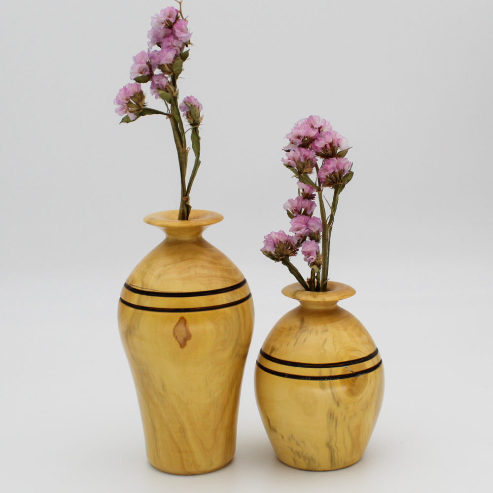 Deux soliflores en bois de buis avec des fleurs séchées